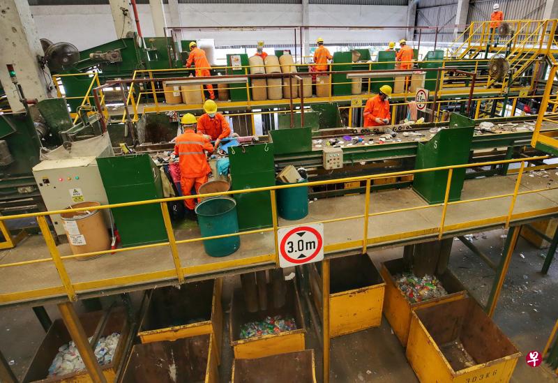 八名工人戴着防割伤手套,站在回收设施的两条垃圾输送带旁,拣出适合再循环的各类物品,放入指定收集箱中。垃圾不时传出臭味,站在室温环境下不一会儿,便满头大汗。营运经理陈志文说,营运最大的挑战在于人力紧缺,员工难请。(林国明摄) 八名工人戴着防割伤手套,站在回收设施的两条垃圾输送带旁,拣出适合再循环的各类物品,放入指定收集箱中。垃圾不时传出臭味,站在室温环境下不一会儿,便满头大汗。营运经理陈志文说,营运最大的挑战在于人力紧缺,员工难请。(林国明摄)