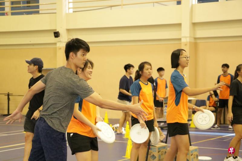 来访学生尝试飞盘队游戏。(安顺初院提供) 来访学生尝试飞盘队游戏。(安顺初院提供)