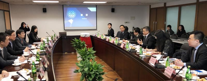 新加坡律政部兼卫生部高级政务部长唐振辉(右三),昨天在律政部副常任秘书韩国元(右一)和新加坡驻华大使罗家良(右四)及新加坡驻上海总领事罗德伟(右五)的陪同下,到上海仲裁委员会了解该机构的仲裁实践。左二是上海仲裁委员会主任王信芳。(新加坡律政部提供) 新加坡律政部兼卫生部高级政务部长唐振辉(右三),昨天在律政部副常任秘书韩国元(右一)和新加坡驻华大使罗家良(右四)及新加坡驻上海总领事罗德伟(右五)的陪同下,到上海仲裁委员会了解该机构的仲裁实践。左二是上海仲裁委员会主任王信芳。(新加坡律政部提供)