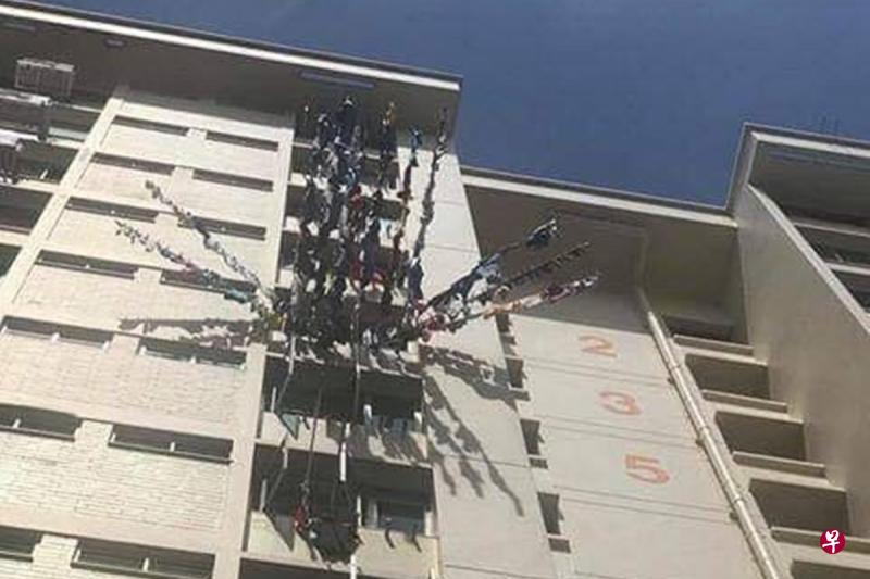 单位住户在窗外挂着晾满衣物的至少11根竹竿,让网民啧啧称奇。(取自面簿) 单位住户在窗外挂着晾满衣物的至少11根竹竿,让网民啧啧称奇。(取自面簿)