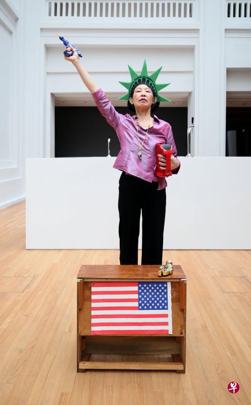 扮成自由女神像的陈灵,以殉道者的姿态奏响带有玩具声效的《星条旗》。她宣称,这是给美国总统特朗普的礼物。 扮成自由女神像的陈灵,以殉道者的姿态奏响带有玩具声效的《星条旗》。她宣称,这是给美国总统特朗普的礼物。