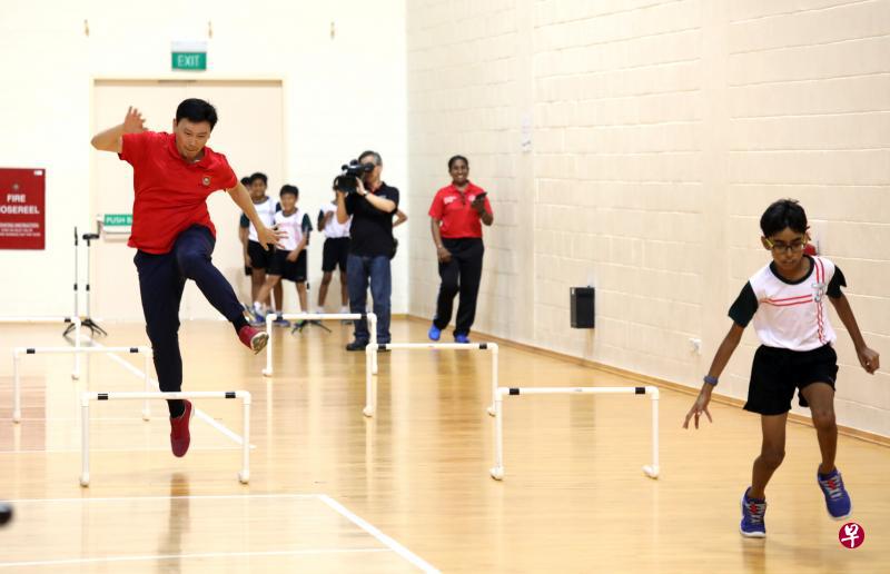 新版田径赛将是集跑步、跨栏与抛豆袋的竞赛,使用的栏杆也较矮。新形式旨在更全面地锻炼小学生的运动能力。左一为教育部高级政务部长徐芳达。(邝启聪摄) 新版田径赛将是集跑步、跨栏与抛豆袋的竞赛,使用的栏杆也较矮。新形式旨在更全面地锻炼小学生的运动能力。左一为教育部高级政务部长徐芳达。(邝启聪摄)