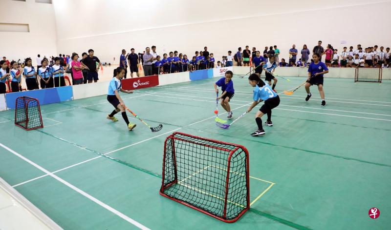 新版地板钩球的竞赛场地变小,每一边的龙门从一个增加到两个,让学生有更多机会锻炼运球、进攻的技术。(邝启聪摄) 新版地板钩球的竞赛场地变小,每一边的龙门从一个增加到两个,让学生有更多机会锻炼运球、进攻的技术。(邝启聪摄)