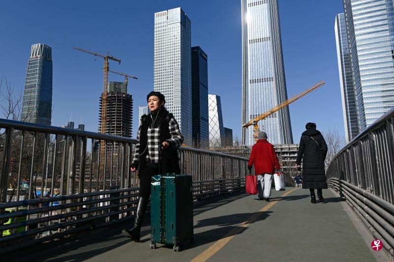 经济增速放缓至28年新低,中国财政部今年将采取更积极的财政政策,在已出台的政策之上,更大规模的减税、更为明显的降费将逐步落地。(法新社) 经济增速放缓至28年新低,中国财政部今年将采取更积极的财政政策,在已出台的政策之上,更大规模的减税、更为明显的降费将逐步落地。(法新社)