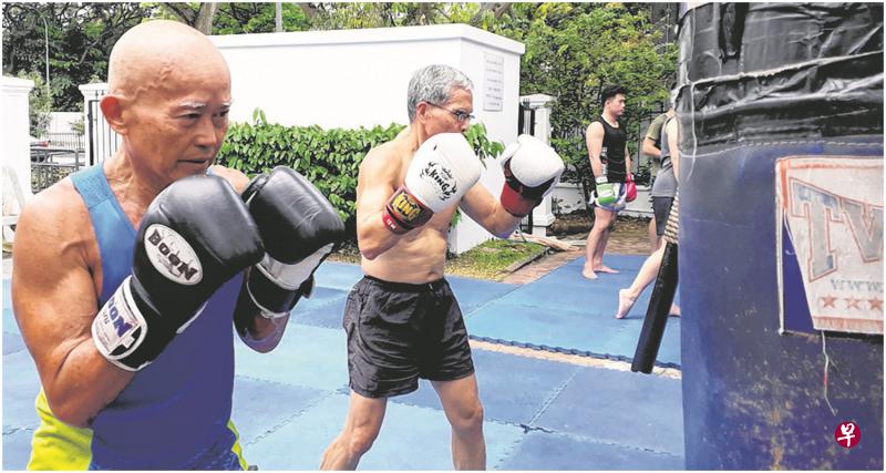 曾玉荣(左)和魏献国打泰拳。(Team Strong Silvers提供) 曾玉荣(左)和魏献国打泰拳。(Team Strong Silvers提供)