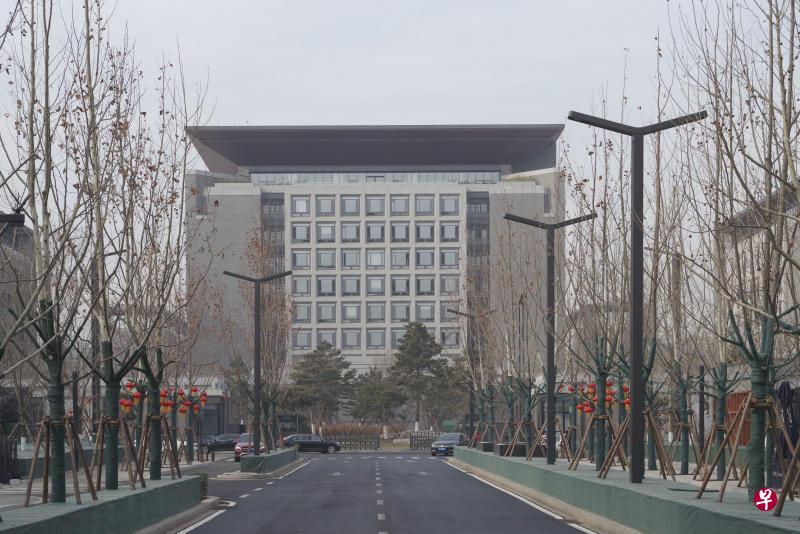 本月11日,北京市级行政中心正式迁入城市副中心,图为城市副中心行政办公区的北京市政府大楼。 (中新社) 本月11日,北京市级行政中心正式迁入城市副中心,图为城市副中心行政办公区的北京市政府大楼。 (中新社)