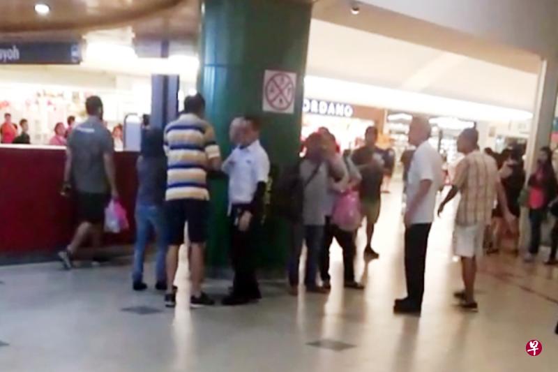 大巴窑巴士转换站发生滋事打架事件,警方到场逮捕两人。(受访者提供) 大巴窑巴士转换站发生滋事打架事件,警方到场逮捕两人。(受访者提供)