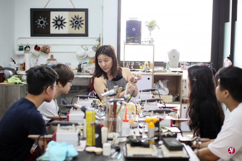 Artisan 8工作室内,大家聚精会神地听老师讲解饰品DIY的技巧。(龙国雄摄) Artisan 8工作室内,大家聚精会神地听老师讲解饰品DIY的技巧。(龙国雄摄)