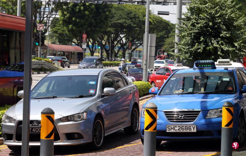 私召车和德士业者将不可实行司机独家安排,不能限制司机为其他业者载客。(档案照片) 私召车和德士业者将不可实行司机独家安排,不能限制司机为其他业者载客。(档案照片)