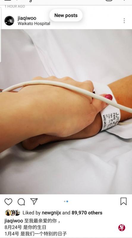 胡佳琪手握冯伟衷的手,送他最后一程。(互联网) 胡佳琪手握冯伟衷的手,送他最后一程。(互联网)