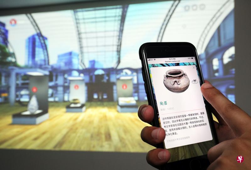 配合新加坡纪念开埠200年推出《新加坡前传》系列,透过3D虚拟博物馆等多媒体方式,探索新加坡鲜为人知的历史片段。图为虚拟博物馆呈现一个在圣安德烈座堂附近出土的14世纪陶器。(林泽锐摄) 配合新加坡纪念开埠200年推出《新加坡前传》系列,透过3D虚拟博物馆等多媒体方式,探索新加坡鲜为人知的历史片段。图为虚拟博物馆呈现一个在圣安德烈座堂附近出土的14世纪陶器。(林泽锐摄)