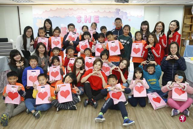 S.H.E(前排中)陪伴弱势家庭孩童提前过年。(互联网) S.H.E(前排中)陪伴弱势家庭孩童提前过年。(互联网)