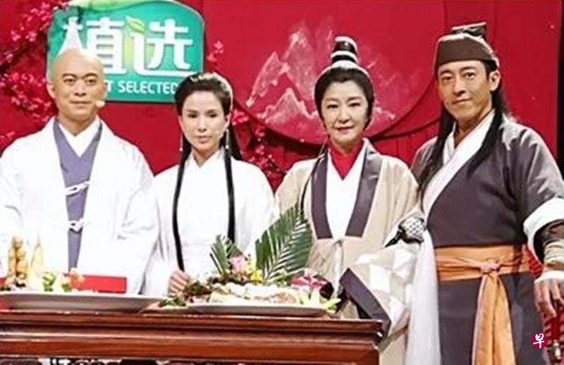 李若彤（左二）竟与“虚竹”樊少皇﹑“李莫愁”雪梨和“令狐冲”吕颂贤（右一）同台。（互联网）