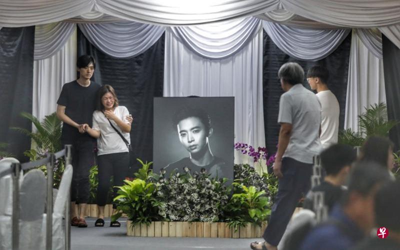 冯伟衷母亲在棺木旁悲恸哭泣,二儿子在旁搀扶。(林国明摄) 冯伟衷母亲在棺木旁悲恸哭泣,二儿子在旁搀扶。(林国明摄)