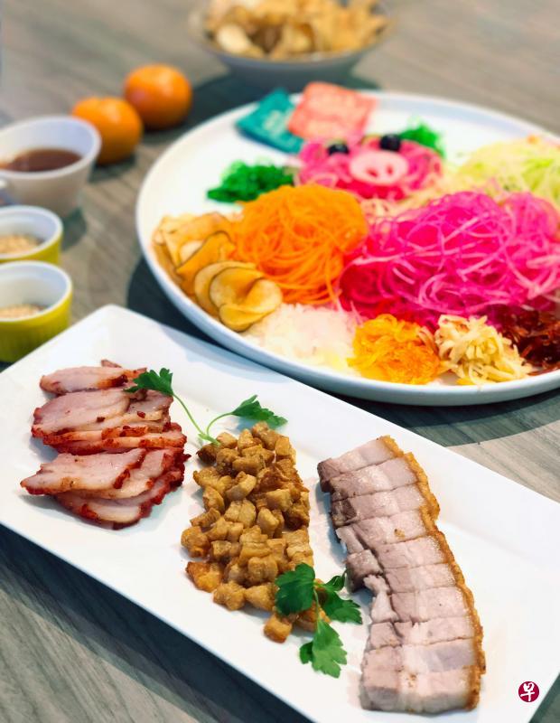 三宝鱼生包含三种主材料：烧肉、猪油渣、叉烧。