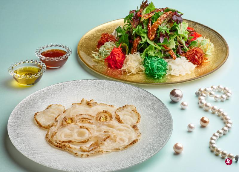 野菜银鱼蜜汁肉干捞生用河豚摆成可爱的猪脸造型。（餐馆提供）