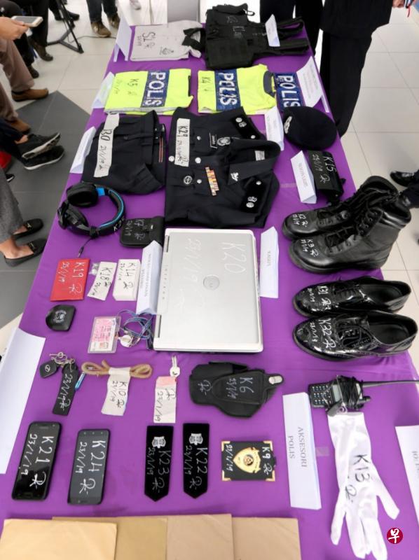 警方展示嫌犯这三年来购买的“干案道具”,包括警察外套、警章、警鞋、对讲机等,应有尽有。(中国报) 警方展示嫌犯这三年来购买的“干案道具”,包括警察外套、警章、警鞋、对讲机等,应有尽有。(中国报)
