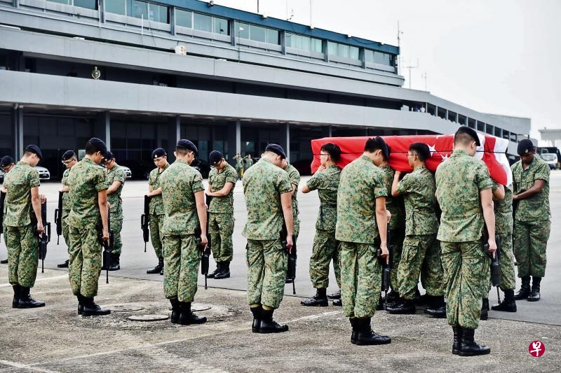 冯伟衷的遗体昨天从新西兰运抵新加坡。军机抵达巴耶利峇空军基地后,八名武装部队军人一同抬下披着新加坡国旗的棺木。(国防部提供) 冯伟衷的遗体昨天从新西兰运抵新加坡。军机抵达巴耶利峇空军基地后,八名武装部队军人一同抬下披着新加坡国旗的棺木。(国防部提供)