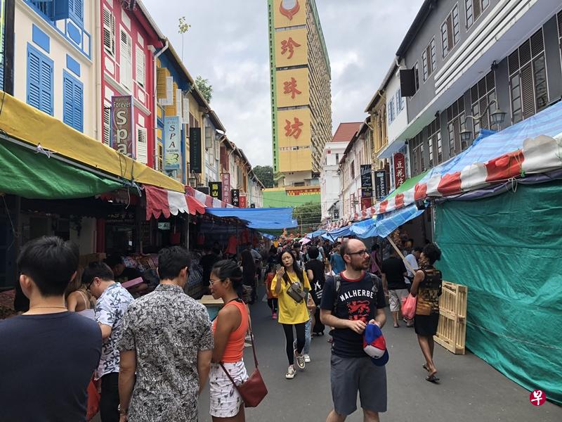 牛车水年货市场摊主透露,今年逛的人多,买的人少。(陈佳怡摄) 牛车水年货市场摊主透露,今年逛的人多,买的人少。(陈佳怡摄)