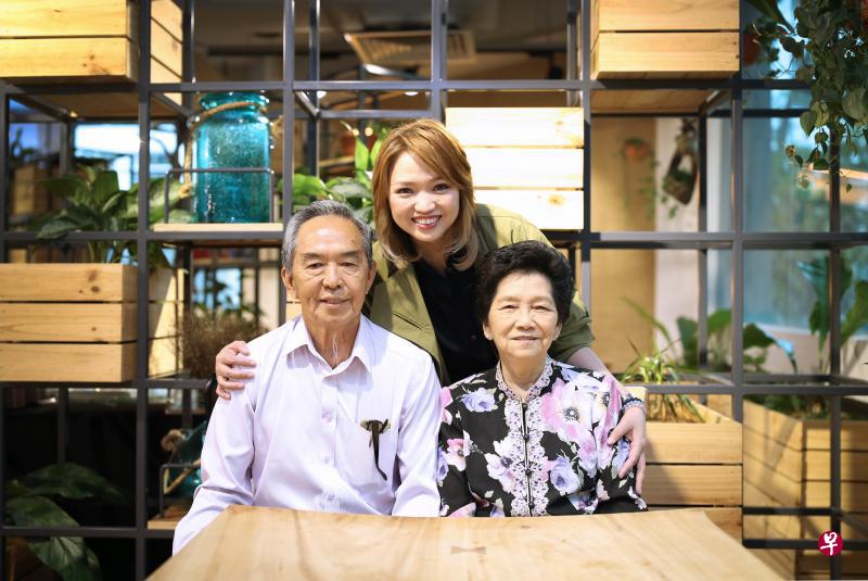 洪菁云在家里七个孩子中排行老幺,但她小时没有“掌上明珠”的待遇。在父母忙于喂饱一家人的时候,她用随性与叛逆度过成长期。两度因深造与结婚而离家,方意识到心灵上渴望与家人亲近。来到而立之年,她更读懂了父母的辛劳与苦心。 洪菁云在家里七个孩子中排行老幺,但她小时没有“掌上明珠”的待遇。在父母忙于喂饱一家人的时候,她用随性与叛逆度过成长期。两度因深造与结婚而离家,方意识到心灵上渴望与家人亲近。来到而立之年,她更读懂了父母的辛劳与苦心。