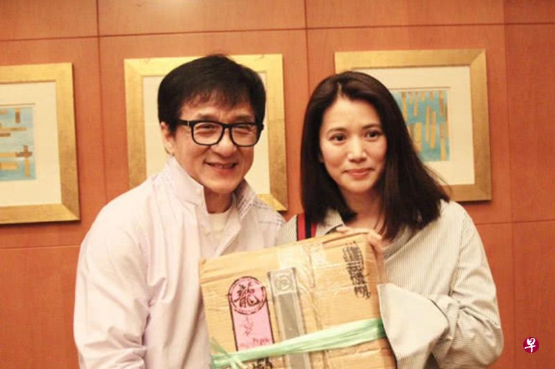 去年袁咏仪在微博中晒出同框照,并表示终于知道自己是让成龙生气的女星和事情的真相。(互联网) 去年袁咏仪在微博中晒出同框照,并表示终于知道自己是让成龙生气的女星和事情的真相。(互联网)