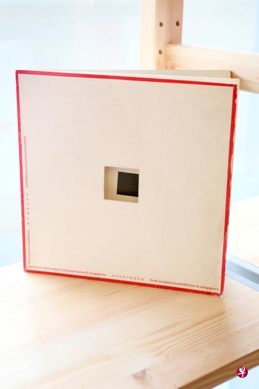 新加坡艺术家协会在1967年举行的“新加坡首次雕塑展览”令蔡荣恩以策展人成名,封面构图突出雕塑的立体感。→ 新加坡艺术家协会在1967年举行的“新加坡首次雕塑展览”令蔡荣恩以策展人成名,封面构图突出雕塑的立体感。→