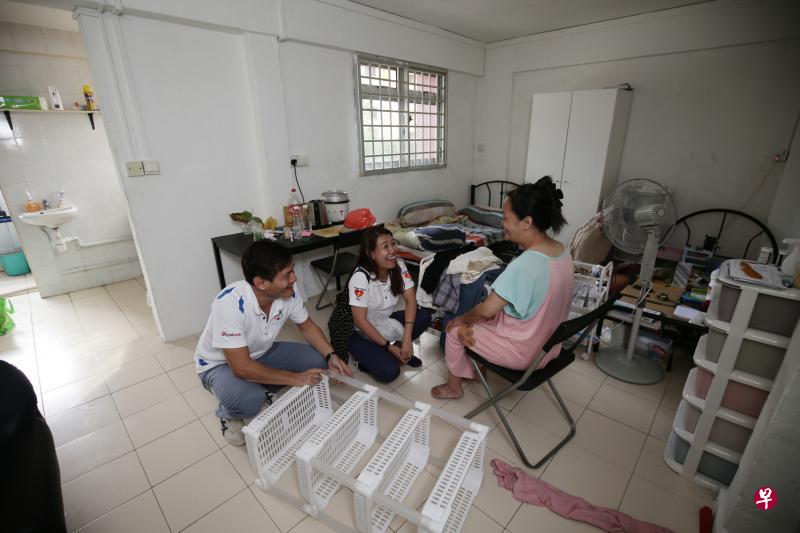 记者采访这天,助乐创办人吴建麟给林女士送去一些日常用品,他也再度劝林女士,应该继续送养子念书。(陈渊庄摄) 记者采访这天,助乐创办人吴建麟给林女士送去一些日常用品,他也再度劝林女士,应该继续送养子念书。(陈渊庄摄)