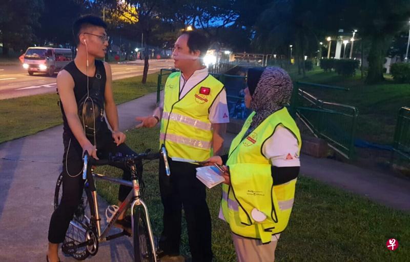 亚逸拉惹活跃通勤巡逻小组成员陈清贵(中)和其他义工每个月会在区内的两个地点巡逻,提醒脚踏车骑士要注意安全。(受访者提供) 亚逸拉惹活跃通勤巡逻小组成员陈清贵(中)和其他义工每个月会在区内的两个地点巡逻,提醒脚踏车骑士要注意安全。(受访者提供)