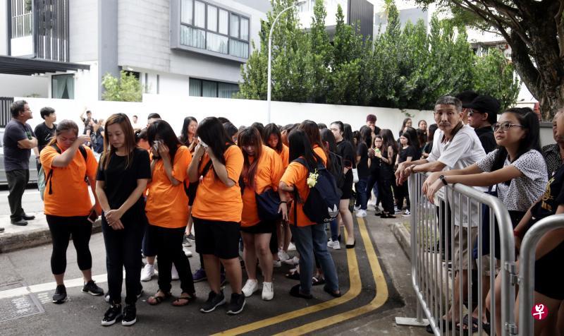 冯伟衷粉丝会将近100人昨午一起到灵堂吊唁,多名粉丝都哭了。(陈渊庄摄) 冯伟衷粉丝会将近100人昨午一起到灵堂吊唁,多名粉丝都哭了。(陈渊庄摄)