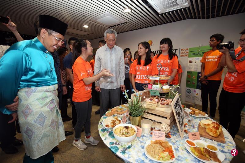 李显龙总理(左三)为芽笼士乃大厦正式开幕后,在东南区市长、国防部兼外交部高级政务部长孟理齐(左一)的陪同下参观了设在大厦内的东南社区发展理事会办公室,并与社理会志愿者交流。(邝启聪摄) 李显龙总理(左三)为芽笼士乃大厦正式开幕后,在东南区市长、国防部兼外交部高级政务部长孟理齐(左一)的陪同下参观了设在大厦内的东南社区发展理事会办公室,并与社理会志愿者交流。(邝启聪摄)