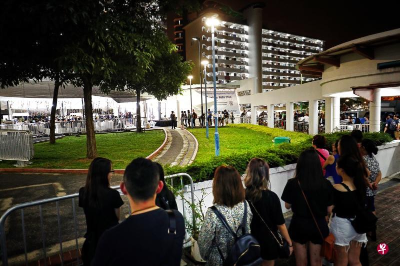 冯伟衷的粉丝从昨天上午10时30分就开始排队,一直到深夜,人龙没有停过,一路排到隔壁的第83座组屋。(林泽锐摄) 冯伟衷的粉丝从昨天上午10时30分就开始排队,一直到深夜,人龙没有停过,一路排到隔壁的第83座组屋。(林泽锐摄)