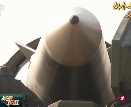 周三的《军事报道》中,中央电视台首次播放了中原某地装备东风-26中远程导弹某部的日常训练和试射导弹的镜头。(互联网) 周三的《军事报道》中,中央电视台首次播放了中原某地装备东风-26中远程导弹某部的日常训练和试射导弹的镜头。(互联网)