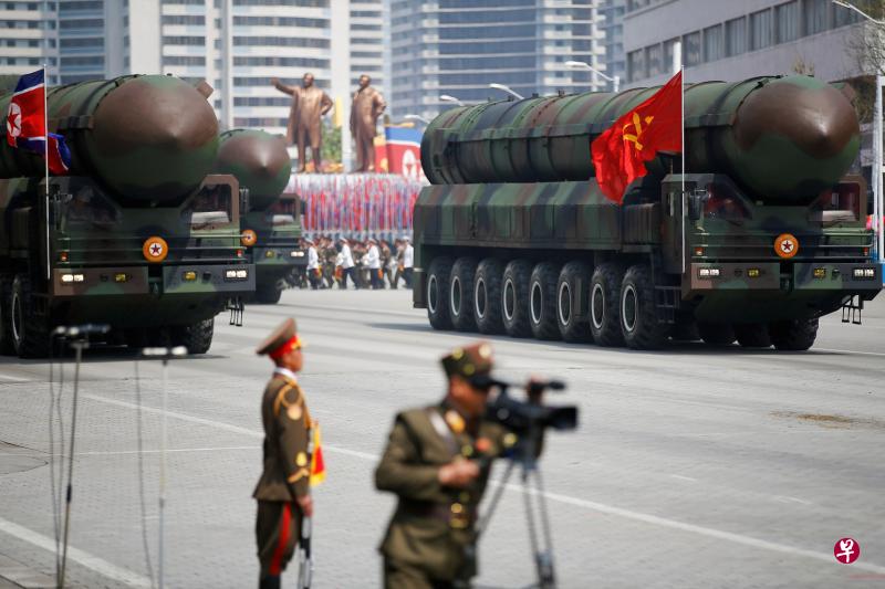 美国拟在日本部署洲际弹道导弹追踪雷达,被认为是要应对可能对其构成威胁的中国、俄罗斯及朝鲜。图为朝鲜2017年4月15日在金日成冥诞105周年举行盛大阅兵仪式上展示洲际弹道导弹。(路透社) 美国拟在日本部署洲际弹道导弹追踪雷达,被认为是要应对可能对其构成威胁的中国、俄罗斯及朝鲜。图为朝鲜2017年4月15日在金日成冥诞105周年举行盛大阅兵仪式上展示洲际弹道导弹。(路透社)