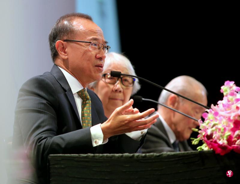 前外交部长杨荣文(左)和新加坡尤索夫伊萨东南亚研究院信托委员会主席王赓武教授(右),在由巡回大使许通美教授(中)主持的“新加坡与世界”讨论中,同与会者分享看法。(严宣融摄) 前外交部长杨荣文(左)和新加坡尤索夫伊萨东南亚研究院信托委员会主席王赓武教授(右),在由巡回大使许通美教授(中)主持的“新加坡与世界”讨论中,同与会者分享看法。(严宣融摄)