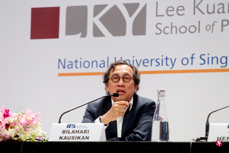 外交部前常任秘书比拉哈里昨天发表演讲,指“新加坡必须在立足于东南亚的同时,把视野放远到东南亚以外”。(严宣融摄) 外交部前常任秘书比拉哈里昨天发表演讲,指“新加坡必须在立足于东南亚的同时,把视野放远到东南亚以外”。(严宣融摄)