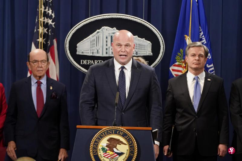 美国代理司法部长惠特克(中)、商务部长罗斯(左)等举行联合记者会,公布对孟晚舟、华为以及华为子公司的23指控。(路透社) 美国代理司法部长惠特克(中)、商务部长罗斯(左)等举行联合记者会,公布对孟晚舟、华为以及华为子公司的23指控。(路透社)