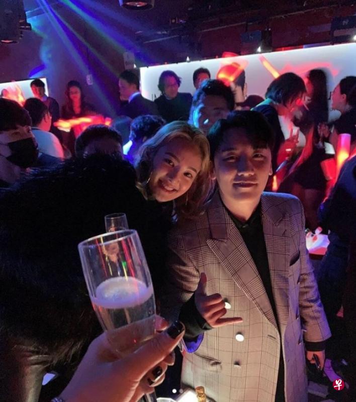 去年11月23日晚发生的一起夜店集体暴力事件,当晚孝渊及胜利在现场 。(图:网络) 去年11月23日晚发生的一起夜店集体暴力事件,当晚孝渊及胜利在现场 。(图:网络)