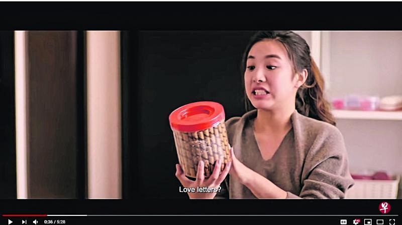 在“From Ma, With Love”的短片里,其中一人发现母亲“塞”进行李箱的年饼,感觉无所适从。(视频截图) 在“From Ma, With Love”的短片里,其中一人发现母亲“塞”进行李箱的年饼,感觉无所适从。(视频截图)