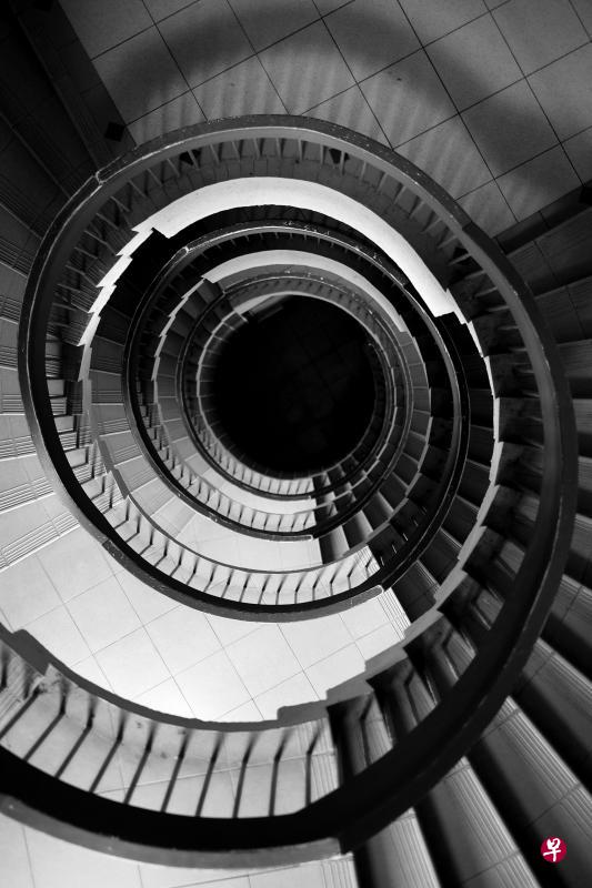 那些在灯火阑珊处的窃窃私语,早已消逝在飘渺的时间步伐中,回不来了。(龙国雄摄影) 那些在灯火阑珊处的窃窃私语,早已消逝在飘渺的时间步伐中,回不来了。(龙国雄摄影)