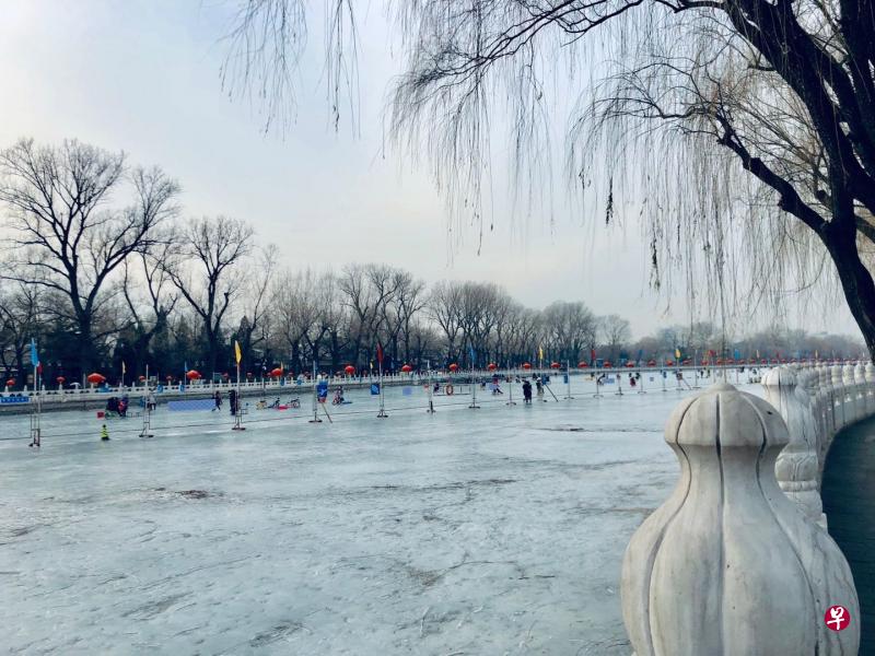 天寒地冻，后海湖面也随着季节的变化结成了厚实的冰面。（胡雅斤摄）
