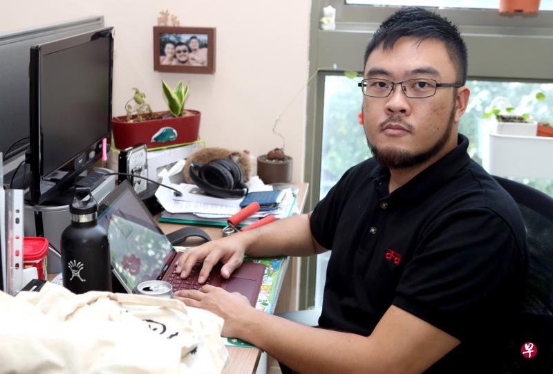 资料被外泄的HIV带原者陈杰洋担心家人因此受牵连，但在爱之病行动小组工作的他在事件曝光后，担心之余还不断安抚其他拨电话求助的受害者。（周国威摄）