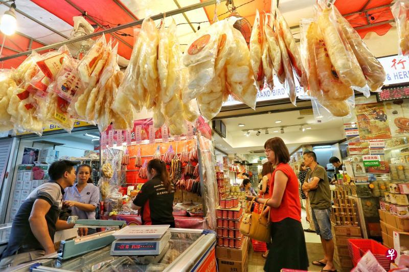 再过一个星期就过年了,维多利亚批发中心近来涌现购买海味的人潮。那里的部分海味批发商指出,今年的名牌罐头鲍鱼及其他受欢迎的海味价格普遍上升,一些公众因此较青睐价格较大众化的鲍鱼品种。(特约陈福洲摄) 再过一个星期就过年了,维多利亚批发中心近来涌现购买海味的人潮。那里的部分海味批发商指出,今年的名牌罐头鲍鱼及其他受欢迎的海味价格普遍上升,一些公众因此较青睐价格较大众化的鲍鱼品种。(特约陈福洲摄)