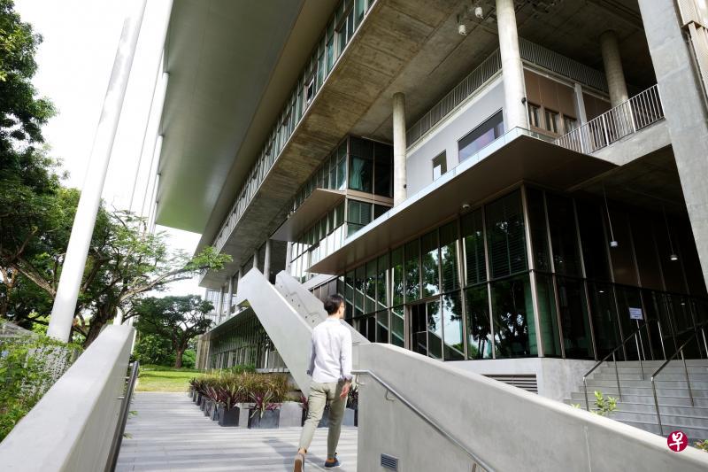 本地第一栋新建成的净零能源建筑设在国大设计与环境学院内。团队采纳可充分利用自然风和光线的设计,也建造了延伸屋顶避免阳光直射室内,从而达到节能的目标。(曾坤顺摄) 本地第一栋新建成的净零能源建筑设在国大设计与环境学院内。团队采纳可充分利用自然风和光线的设计,也建造了延伸屋顶避免阳光直射室内,从而达到节能的目标。(曾坤顺摄)