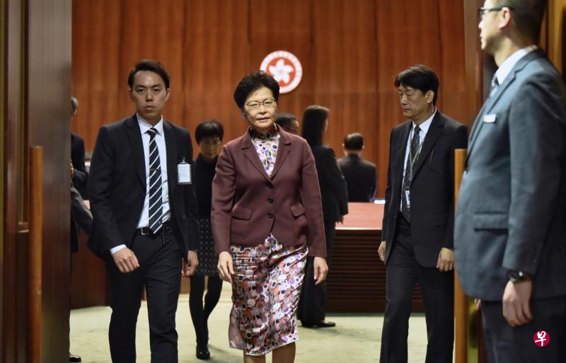香港特首林郑月娥昨天在立法会被议员问到她要等民望多低才会下台。(香港中通社) 香港特首林郑月娥昨天在立法会被议员问到她要等民望多低才会下台。(香港中通社)