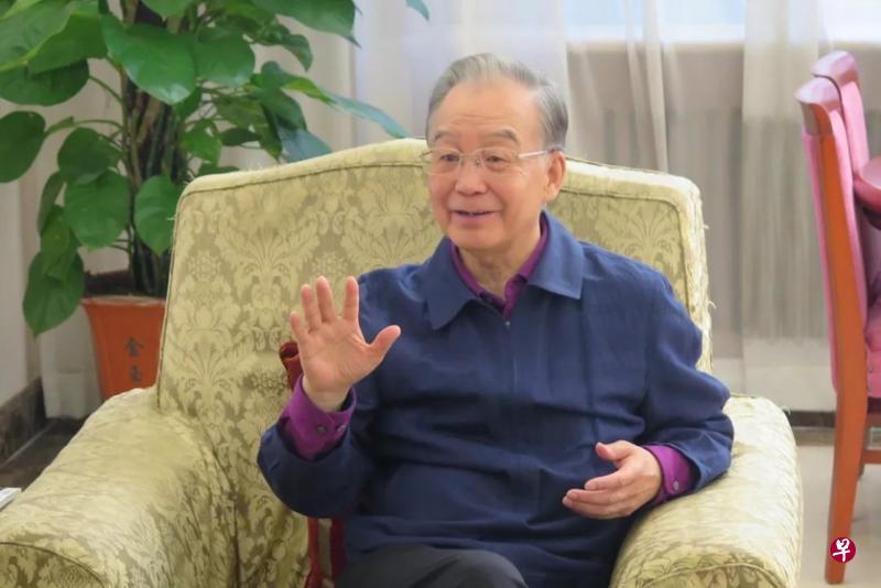 中国前总理温家宝头发已花白,但精神不错。(取自中国地质大学网站) 中国前总理温家宝头发已花白,但精神不错。(取自中国地质大学网站)