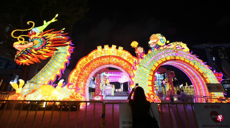 春到河畔2019入口处设有一道龙形大拱门,龙身蜿蜒缠绕,形似数字“200”,以纪念新加坡开埠200年。(梁伟康摄) 春到河畔2019入口处设有一道龙形大拱门,龙身蜿蜒缠绕,形似数字“200”,以纪念新加坡开埠200年。(梁伟康摄)