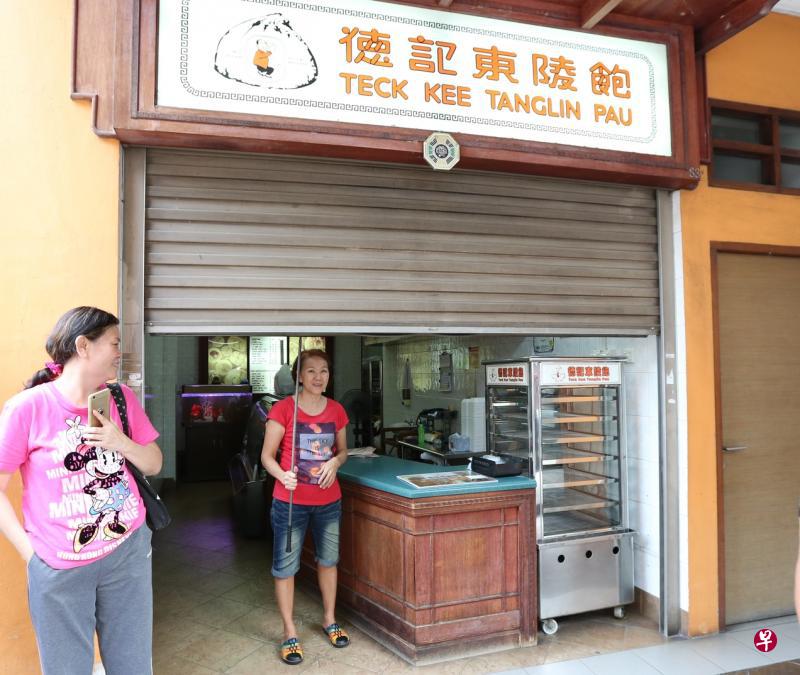 　老字号“德记东陵包”昨晚通过面簿宣布结业，位于基里尼路的分店在傍晚6时左右卖光所有包点后，员工最后一次拉下闸门。（庄耿闻摄）