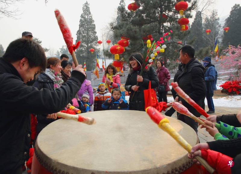来八大处庙会祈福的人们争先敲起太平鼓。 来八大处庙会祈福的人们争先敲起太平鼓。