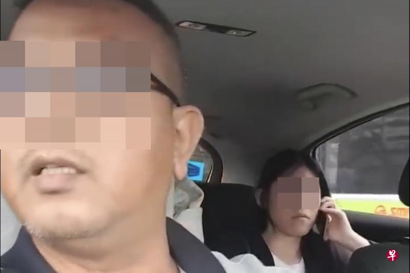 女乘客指私召司机“故意”途径公路电子收费闸门,指责司机骗钱,她拨电给亲友求救。(取自面簿) 女乘客指私召司机“故意”途径公路电子收费闸门,指责司机骗钱,她拨电给亲友求救。(取自面簿)