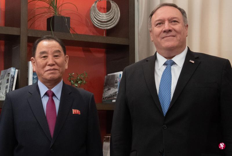 金英哲(左)上个月访美,先后与美国国务卿蓬佩奥(右)和总统特朗普会晤。(法新社) 金英哲(左)上个月访美,先后与美国国务卿蓬佩奥(右)和总统特朗普会晤。(法新社)